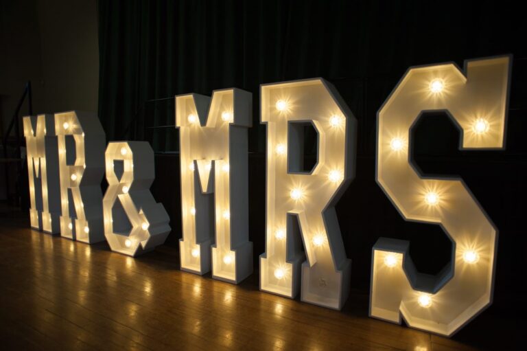 9d Mrs and Mrs 768x511
