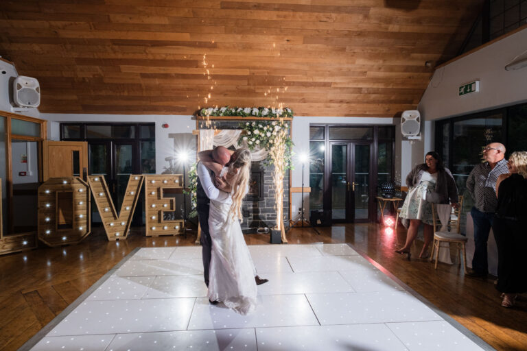 052 AMPC Canada Lodeg and Lake Wedding Photographer AM075558 Col 768x512